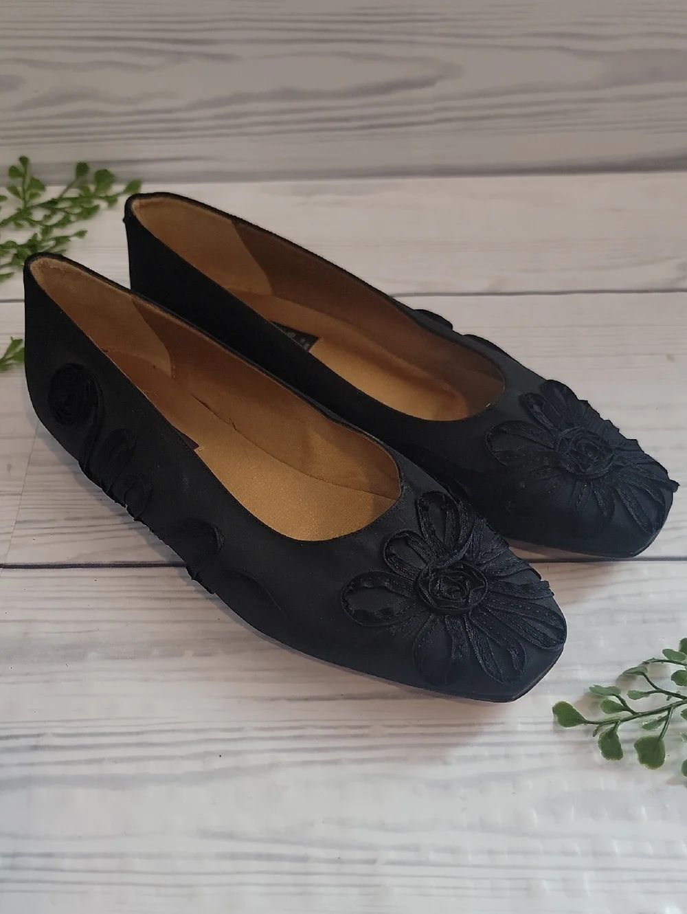 Kenneth Cole Vintage - Black Floral Appliqué Women’s Ballet Flats Size 6